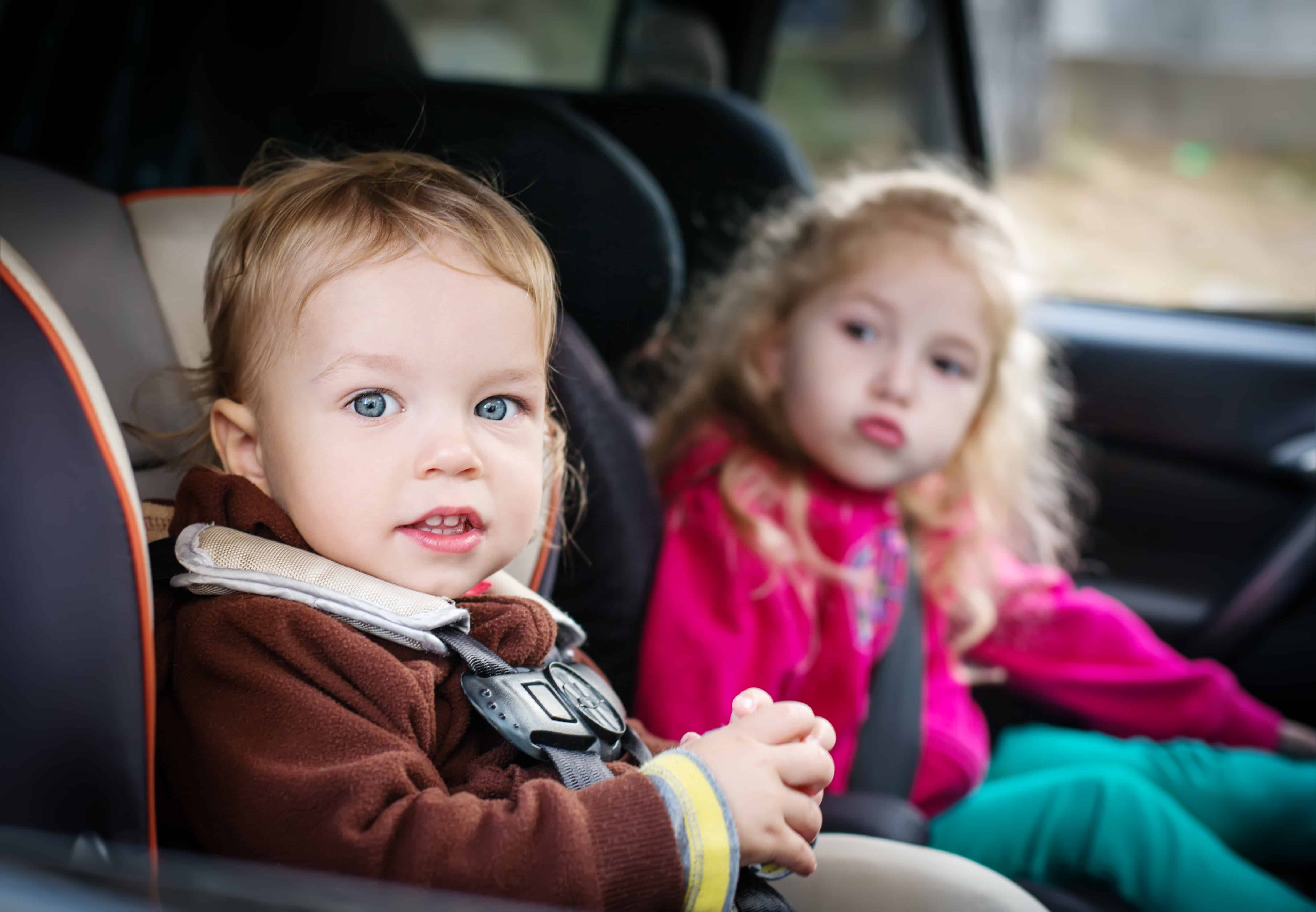 To børn, der sidder i en bil.