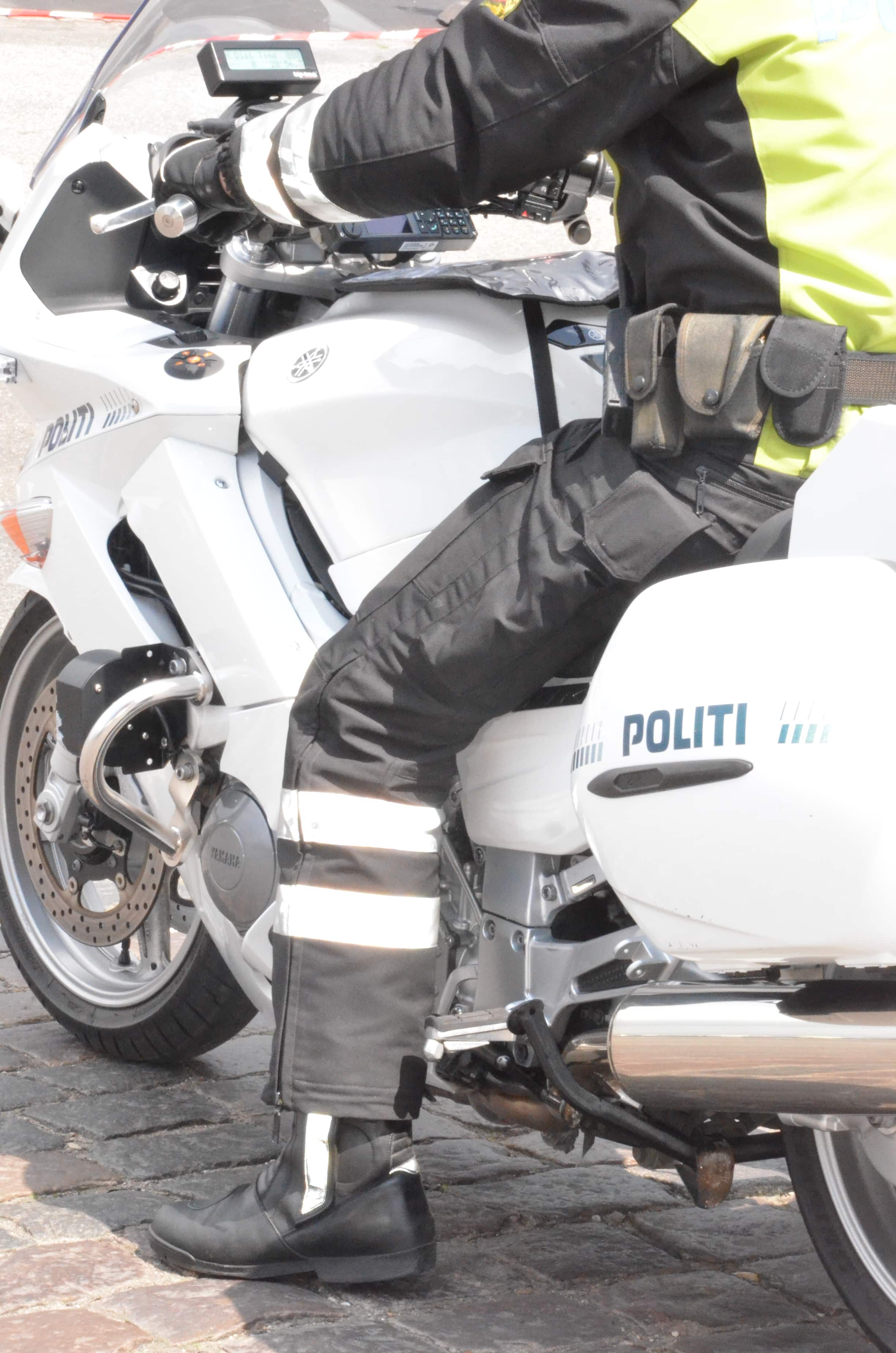 En politbetjent på en motorcykel.